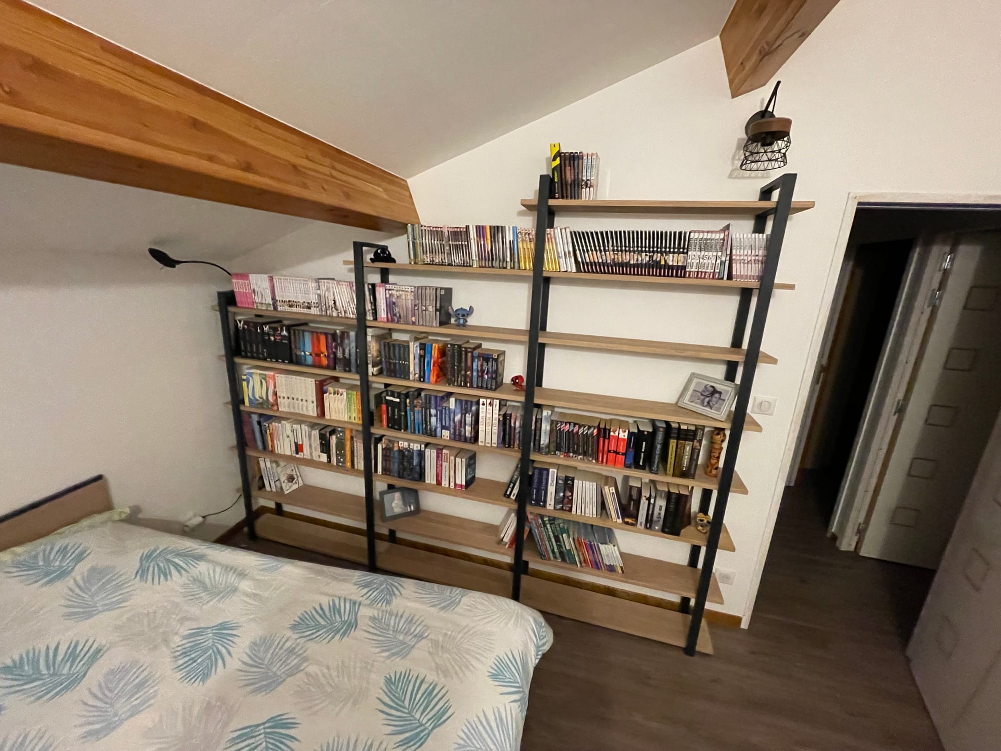 Bibliothèque en sous pente